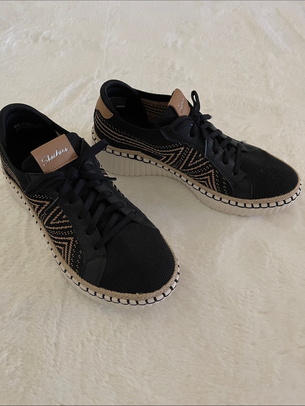 Skechers Ladies Black & Tan Patterned Knit Sneaker SZ 8.5